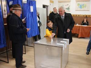 Ion Lungu s-a prezentat la urne alături de soție și nepot și a votat pentru o Românie demnă