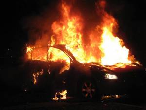 Autoturism în flăcări – Fotografie generică