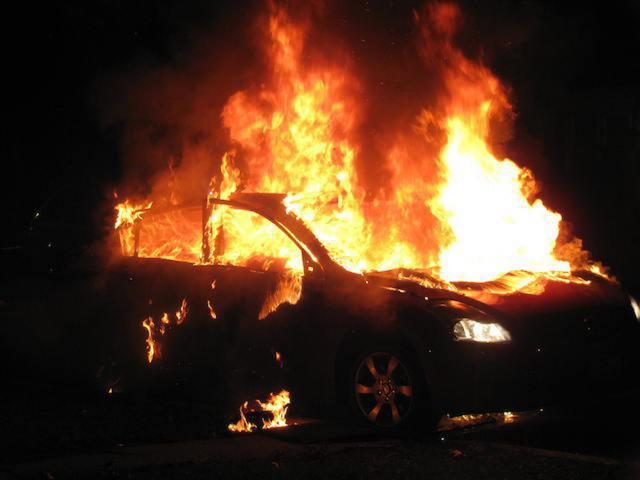 Autoturism în flăcări – Fotografie generică