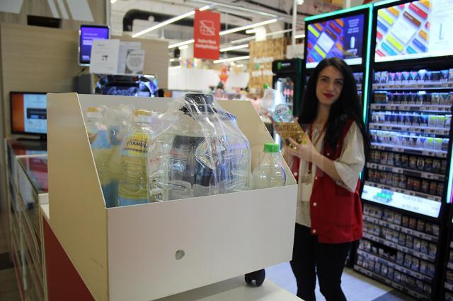 Sucevenii care aduc ulei uzat spre reciclare, la Auchan, sunt recompensați cu detergent de vase, apă plată sau ulei de floarea-soarelui