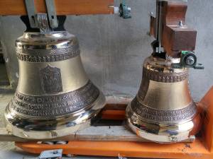 Cele trei clopote care vor fi montate în curând în Turnul Unirii au fost sfințite marți