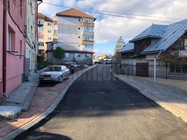 O alee pietruită din Obcini, transformată de Primăria Suceava în stradă nouă, cu locuri de parcare amenajate