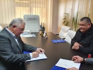 Contractul de realizare a unei grădinițe noi, moderne, semnat de primarul Sucevei, Ion Lungu, cu reprezentanții firmei Safe Steel SRL
