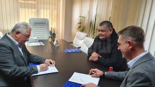Contractul de realizare a unei grădinițe noi, moderne, semnat de primarul Sucevei, Ion Lungu, cu reprezentanții firmei Safe Steel SRL