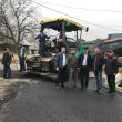 Lucrările de asfaltare a unui drum comunal sunt aproape de finalizare
