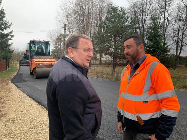 Gheorghe Flutur și Valentin Luță au fost prezenţi la începerea lucrărilor de asfaltare a unui drum comunal
