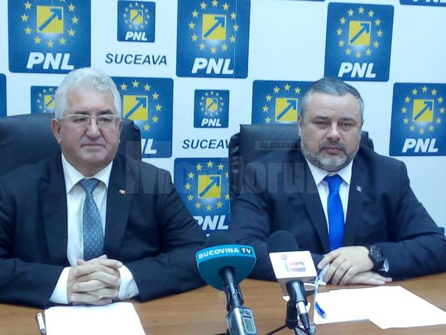 Vicepresedintele regional al PNL Ioan Balan si presedintele PNL Suceava, Ion Lungu