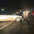 În urma impactului frontal dintre cele două autoturisme, trei persoane au fost rănite