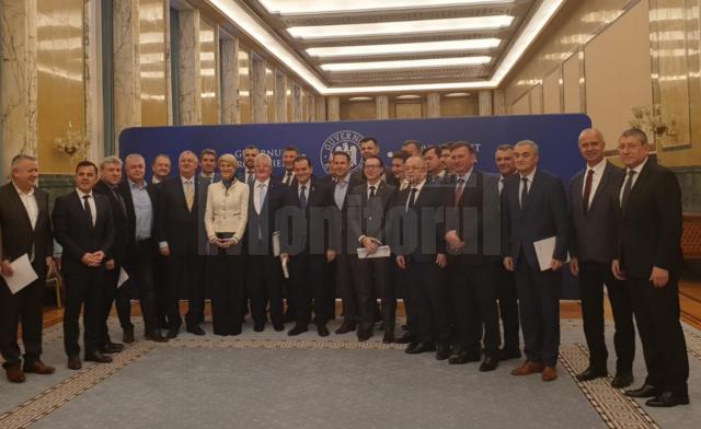 Premierul României, Ludovic Orban, cu membrii Comitetului Director al Asociației Municipiilor din România, la Palatul Victoria