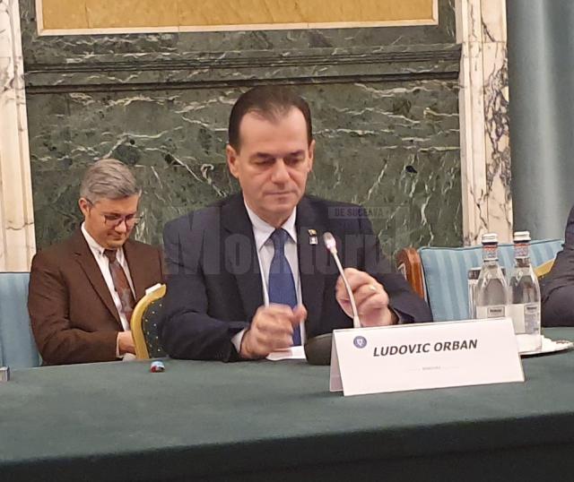 Premierul României, Ludovic Orban, cu membrii Comitetului Director al Asociației Municipiilor din România, la Palatul Victoria 3