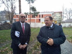 Vasile Rîmbu şi Gheorghe Flutur, în zona unde se va construi cladirea pentru Oncologie