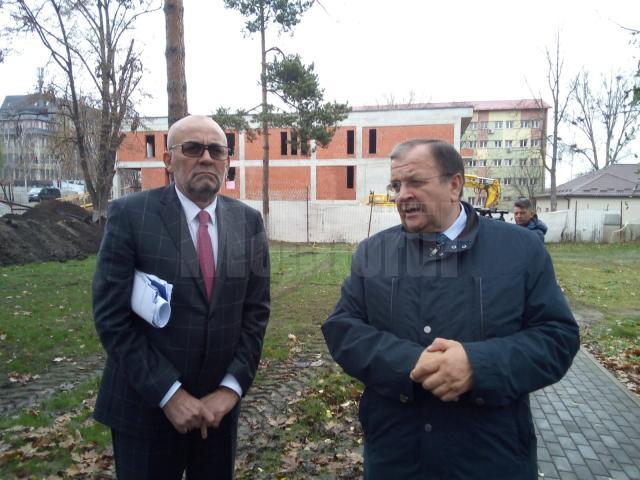 Vasile Rîmbu şi Gheorghe Flutur, în zona unde se va construi cladirea pentru Oncologie