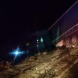 În urma impactului, un tir a ajuns cu cabina pe calea ferată