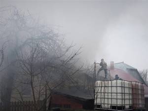 Aproape două ore s-au chinuit pompierii să stingă un incendiu la o gospodărie din Satu Mare