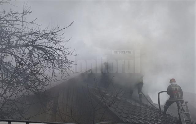 Aproape două ore s-au chinuit pompierii să stingă un incendiu la o gospodărie din Satu Mare