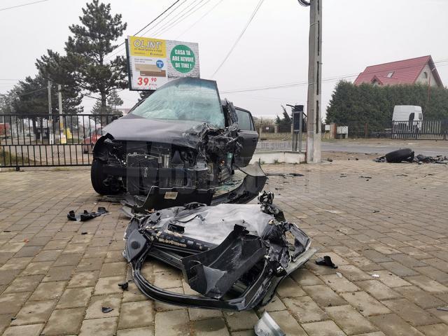 Accident rutier grav, cu două persoane încarcerate, la ieşirea din municipiul Rădăuţi