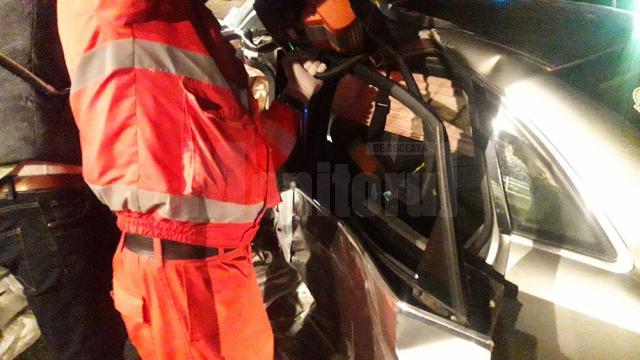 Accident rutier grav, cu două persoane încarcerate, la ieşirea din municipiul Rădăuţi