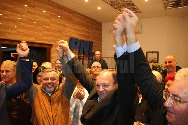 Bucurie la sediul PNL Suceava după câştigarea alegerilor în judeţul Suceava și la nivel naţional