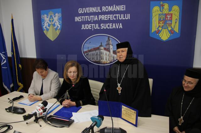 Proinstareța Mănăstirii Voroneț, Stavrofora Irina Pîntescu, a primit o diplomă de excelență din partea prefectului Mirela Adomnicăi