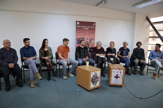 Premiera spectacolului HAH, anunţată la Teatrul "Matei Vișniec" Suceava, cu actori, regizor și conducerea instituției