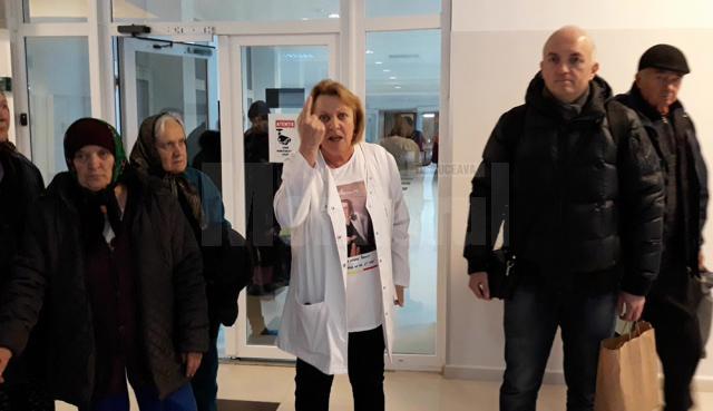 Dr. Nicoleta Boldeanu, dr. Anatol Burlacioc și pacienţi ai secţiei Geriatrie, la protest