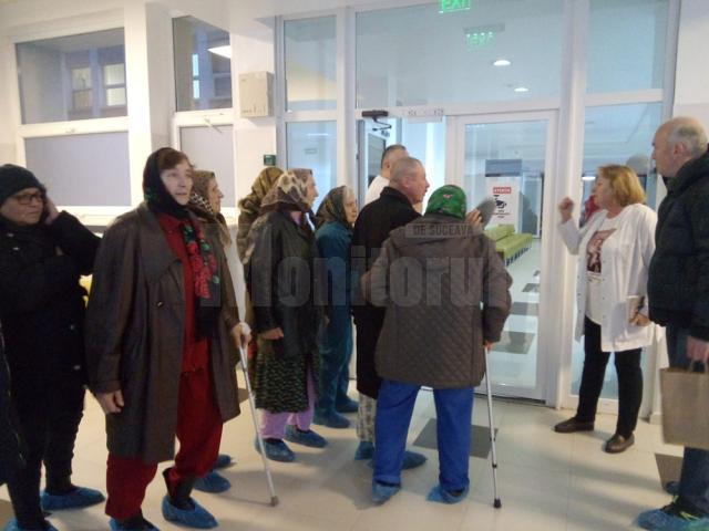 Pacienţi ai dr. Nicoleta Boldeanu își susţin medicul, în fața directorului medical, dr. Mircea Macovei