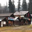 Un incendiu a distrus o cabană în care erau 500 de echipamente de schi