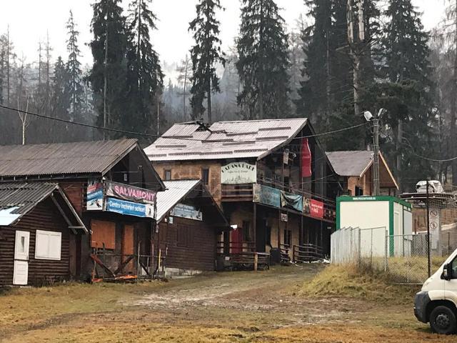 Un incendiu a distrus o cabană în care erau 500 de echipamente de schi
