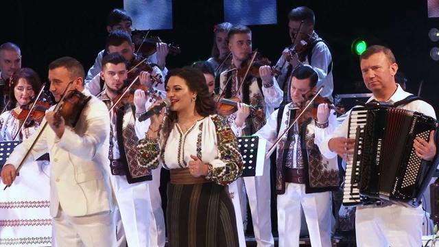 Regal folcloric oferit sucevenilor de Laura Olteanu și Orchestra Fraților Advahov din Chişinău