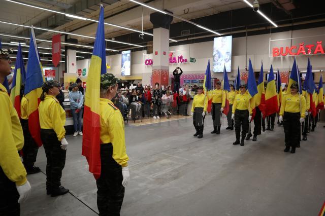 Stegarii Auchan au oferit clienților un spectacol special, de Ziua Națională a României