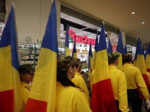 Stegarii Auchan au oferit clienților un spectacol special, de Ziua Națională a României 2