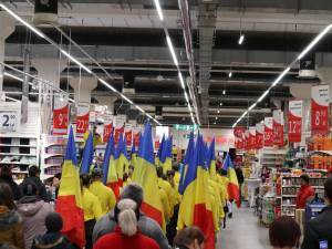 Stegarii Auchan au oferit clienților un spectacol special, de Ziua Națională a României 2