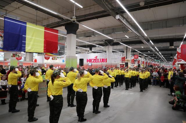 Stegarii Auchan au oferit clienților un spectacol special, de Ziua Națională a României 5