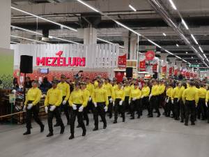 Stegarii Auchan au oferit clienților un spectacol special, de Ziua Națională a României 6