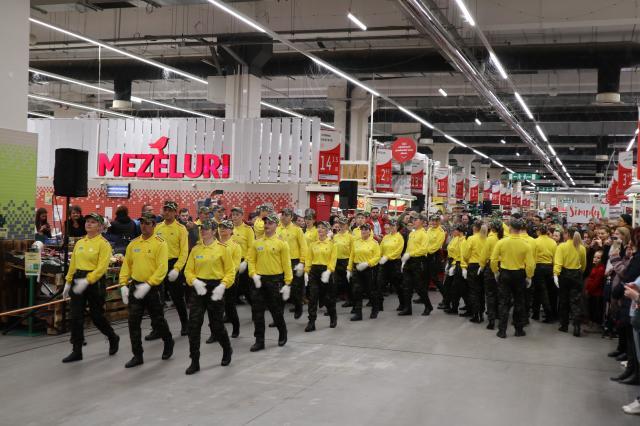 Stegarii Auchan au oferit clienților un spectacol special, de Ziua Națională a României 6