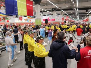 Stegarii Auchan au oferit clienților un spectacol special, de Ziua Națională a României 7