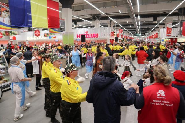 Stegarii Auchan au oferit clienților un spectacol special, de Ziua Națională a României 7