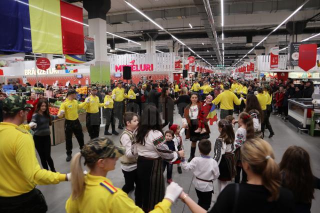 Ziua României, sărbătorită la Auchan cu defilare cu steaguri, dansuri și un tort imens