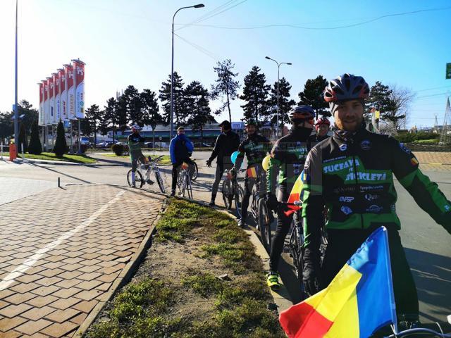 Traseu de 20 de km, parcurs cu tricolorul pe bicicletă, de membrii unei asociații sportive din Suceava