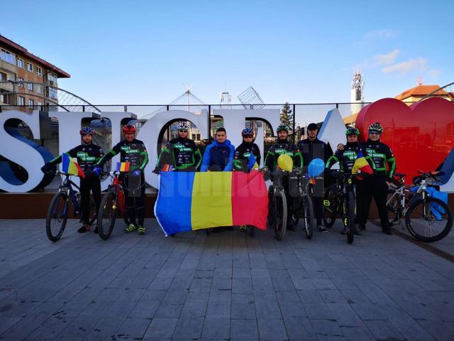 Traseu de 20 de km, parcurs cu tricolorul pe bicicletă, de membrii unei asociații sportive din Suceava