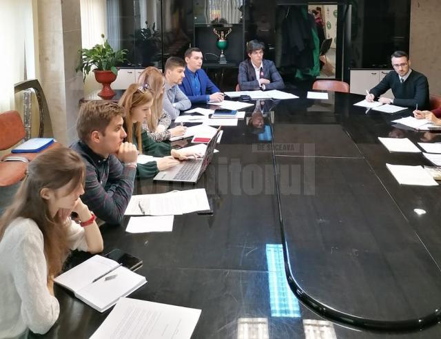 Transport gratuit pentru elevi în municipiul Suceava și înființarea unui centru de tineret, decise în urma întrunirii Consiliului Consultativ pe Probleme de Tineret
