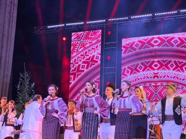 Alexandru Brădăţan şi invitaţii săi au construit o poveste plină de emoţie şi bucurie, din dragoste pentru tradiţii şi muzica populară
