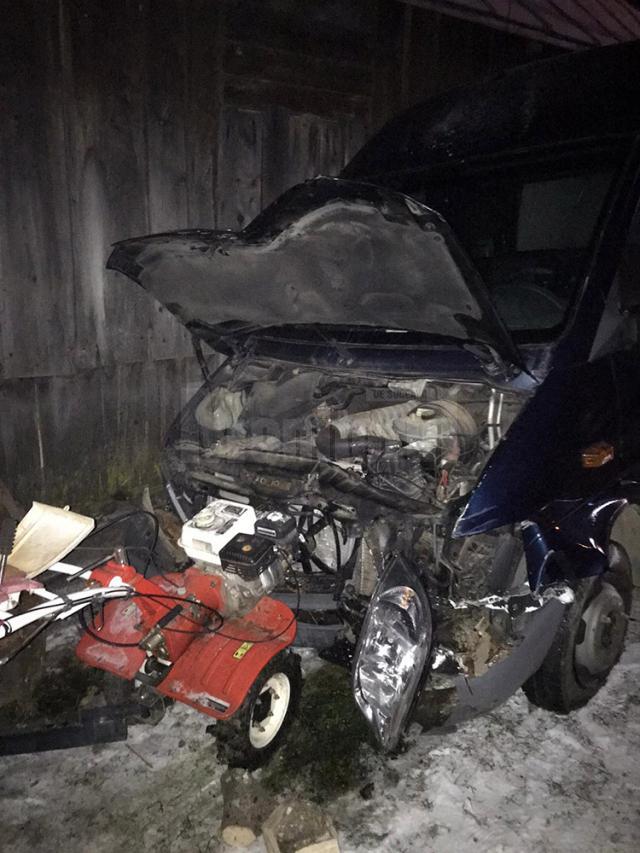 Călugărul a pierdut controlul asupra volanului şi a distrus cu maşina poarta unui imobil, vehiculul ajungând în curtea localnicului respectiv