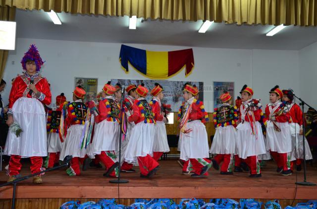Festival-concurs de tradiţii şi obiceiuri, la şcoala din Hănţeşti