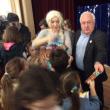 Primarul Nistor Tatar şi câţiva membri din executivul local le-a dăruit copiilor dulciuri, ciocolată şi napolitane