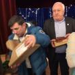Primarul Nistor Tatar şi câţiva membri din executivul local le-a dăruit copiilor dulciuri, ciocolată şi napolitane