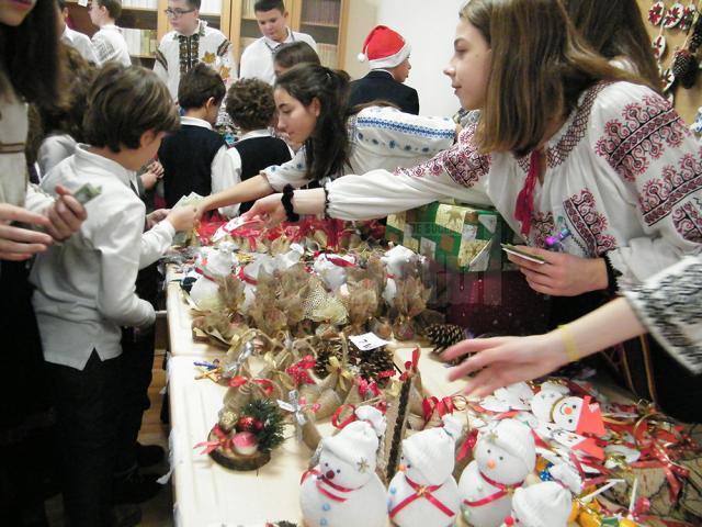 Elevii Şcolii Nr. 1 Suceava au adunat peste 10.000 de lei la Târgul caritabil de Crăciun