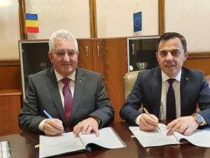 Primarul Ion Lungu împreună cu ministrul Ion Ștefan, la semnarea contractului de finanțare pentru proiectul "Revitalizare Spațiu public urban din municipiul Suceava"