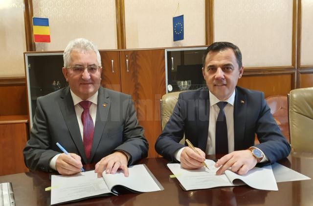 Primarul Ion Lungu împreună cu ministrul Ion Ștefan, la semnarea contractului de finanțare pentru proiectul Revitalizare Spațiu public urban din municipiul Suceava