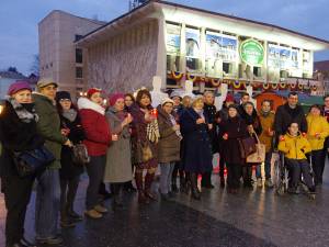 Zeci de lumânări aprinse în centrul Sucevei pentru victimele violenței domestice